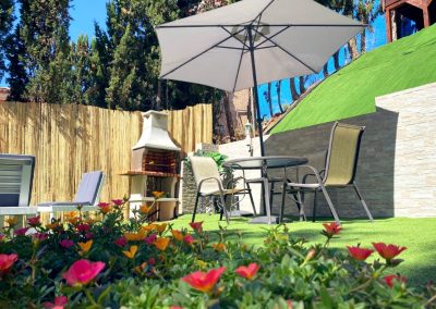 Patio con sombrilla y flores